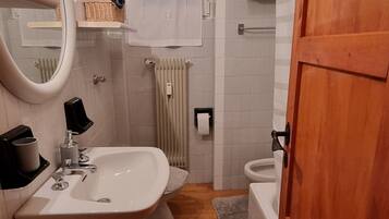 Douche, sĂšche-cheveux, bidet, serviettes fournies