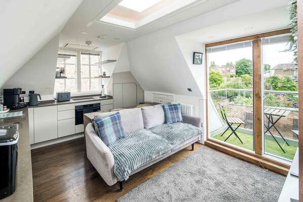 Living area - Sleek and Stylish 1BD Apt w/ Balcony, Hammersmith (London)