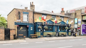 Un pub llamado "The Raven" con terraza y banderas.