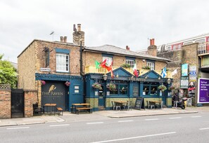 Restaurant - Sleek and Stylish 1BD Apt w/ Balcony, Hammersmith (London)