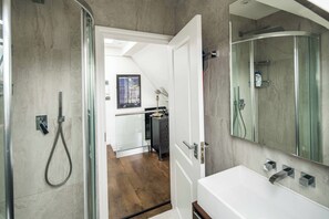 Classic Apartment, Balcony | Bathroom - Sleek and Stylish 1BD Apt w/ Balcony, Hammersmith (London)