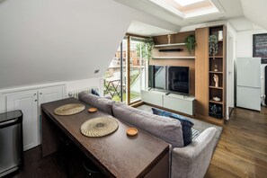 Living area - Sleek and Stylish 1BD Apt w/ Balcony, Hammersmith (London)