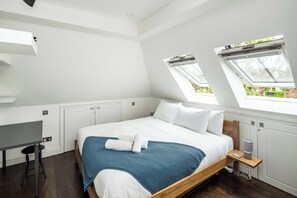 1 bedroom, iron/ironing board, free WiFi - Sleek and Stylish 1BD Apt w/ Balcony, Hammersmith (London)