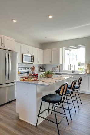 Fridge, microwave, stovetop, dishwasher