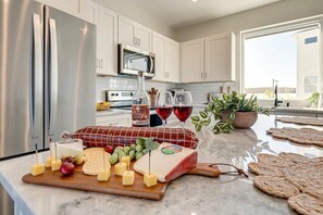 Fridge, microwave, stovetop, dishwasher - Pink Pearl 5629 & 5631–Near Broadway–Sleeps 16 (Nashville)