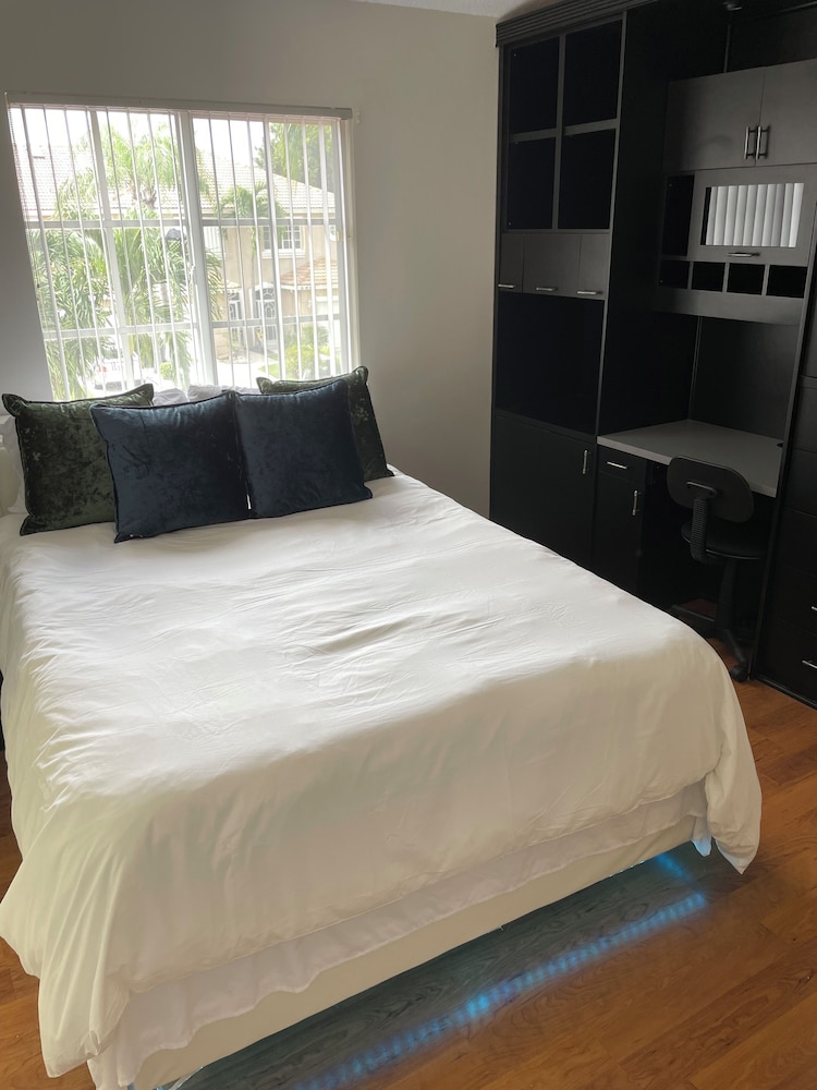 Comfy 2bedroom townhome in Lake Worth with AC, EV charger, Fitness