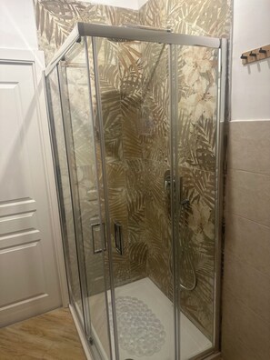 Quarzo | Salle de bain | Douche, douche cascade, articles de toilette (gratuits)