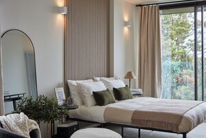 Cortinas blackout, tabla de planchar con plancha y wifi gratis 