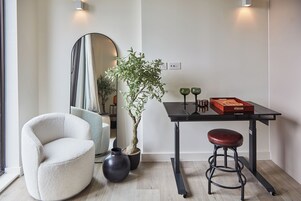 Estudio superior, 1 cama doble, no fumadores | Zona de estar | Televisión de 32 pulgadas con canales digitales