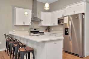 Een magnetron, een oven, een vaatwasser