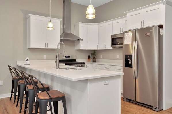 Microwave, oven, dishwasher, coffee/tea maker - *Cocktails* 6BR duplex next to Marina~ Heart of Port St Joe (Port St Joe)