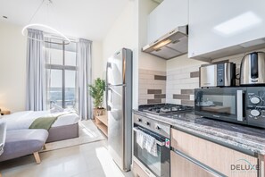 Kjøleskap, mikrobølgeovn, ovn og kokeplater