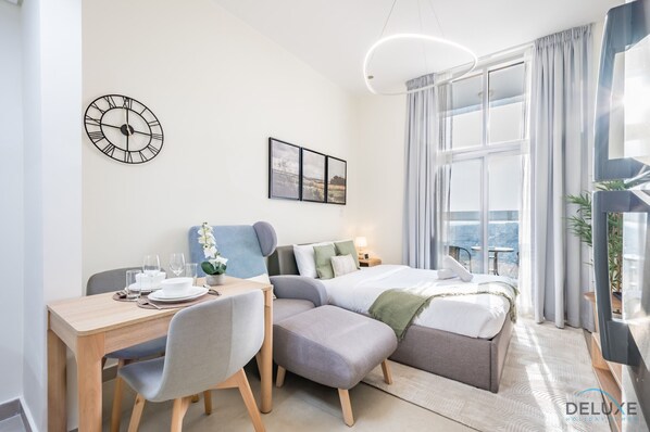 Safe på rommet, strykejern/-brett, wi-fi (inkludert) og sengetøy