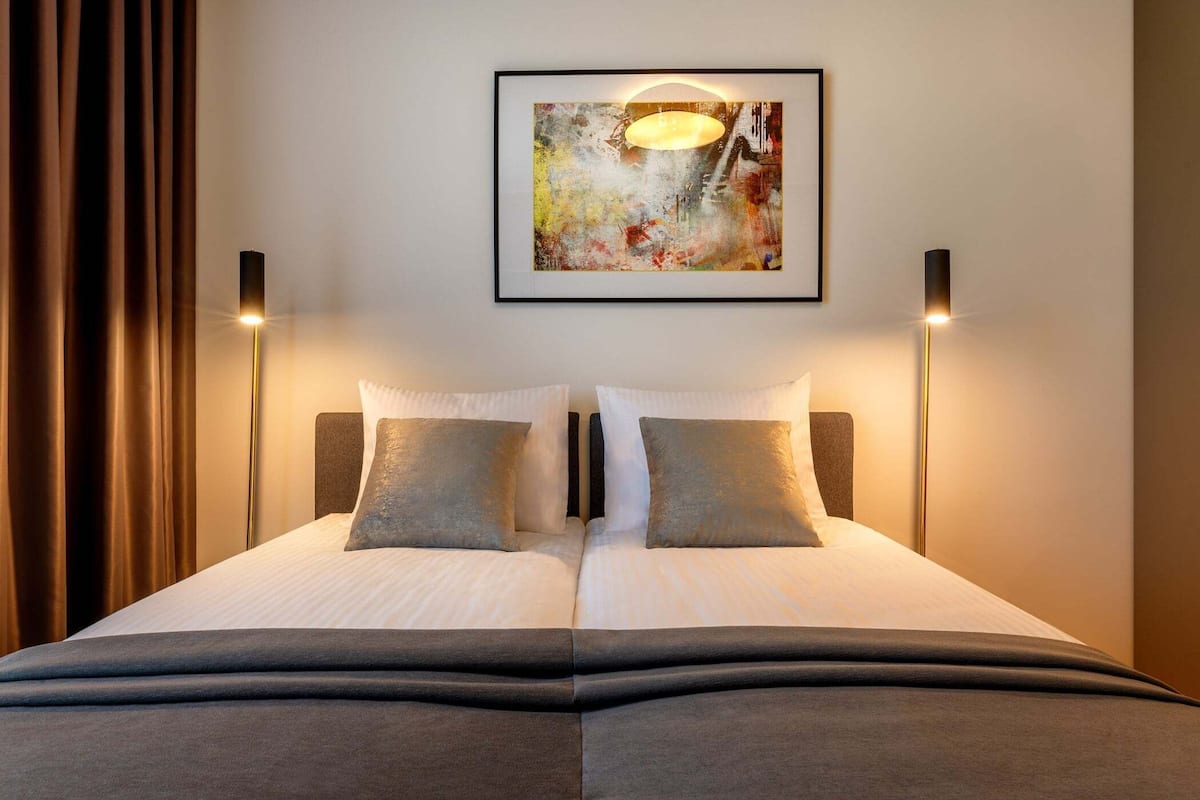 Superior Studio Suite | Laptop workspace, blackout drapes, soundproofing, iron/ironing board