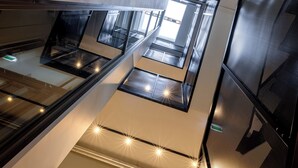 Een modern interieur met een glazen dak, waardoor natuurlijk licht de ruimte verlicht.
