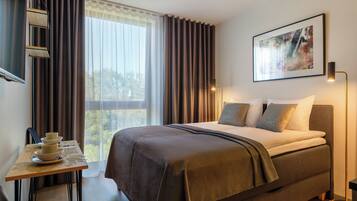 Habitación doble Deluxe, 1 cama Queen size | Espacio para trabajar con laptop, cortinas blackout y insonorización