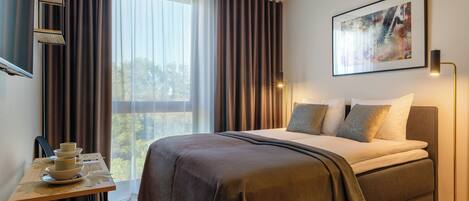 Deluxe tweepersoonskamer, 1 queensize bed | Een laptopwerkplek, verduisterende gordijnen, geluiddichte muren