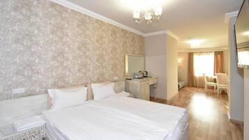 高級雙人房 | 客房內保險箱、書桌、遮光布/窗簾、隔音