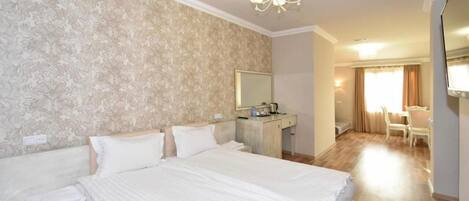 Quarto casal superior | Cofres nos quartos, escrivaninha, cortinas blackout