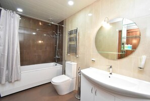 Habitació doble superior | Bany | Assecador de cabells, barnussos, sabatilles i tovalloles 