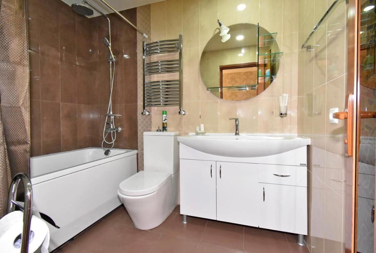 Superior tweepersoonskamer | Badkamer | Een haardroger, badjassen, pantoffels, handdoeken