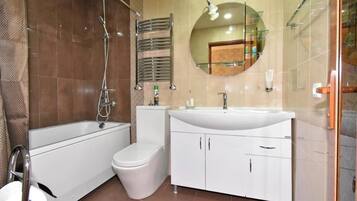 高級雙人房 | 浴室 | 吹風機、浴袍、拖鞋、毛巾