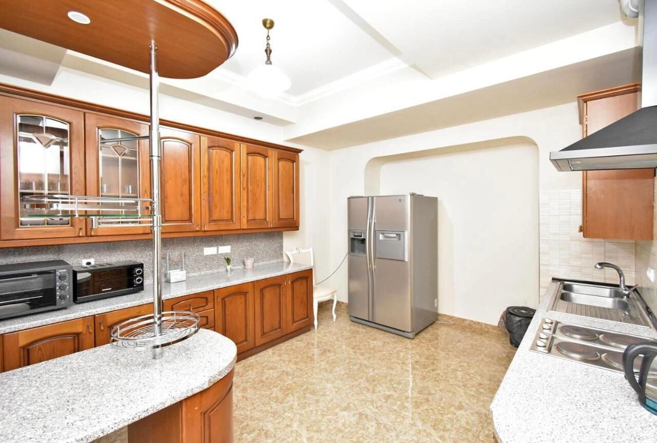 Een koelkast, een microgolfoven, een waterkoker