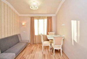 Chambre supérieure double | Coffre-fort, bureau, rideaux d’obscurcissement, système d’insonorisation