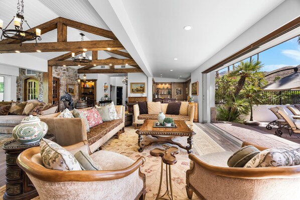 المنشأة من الداخل