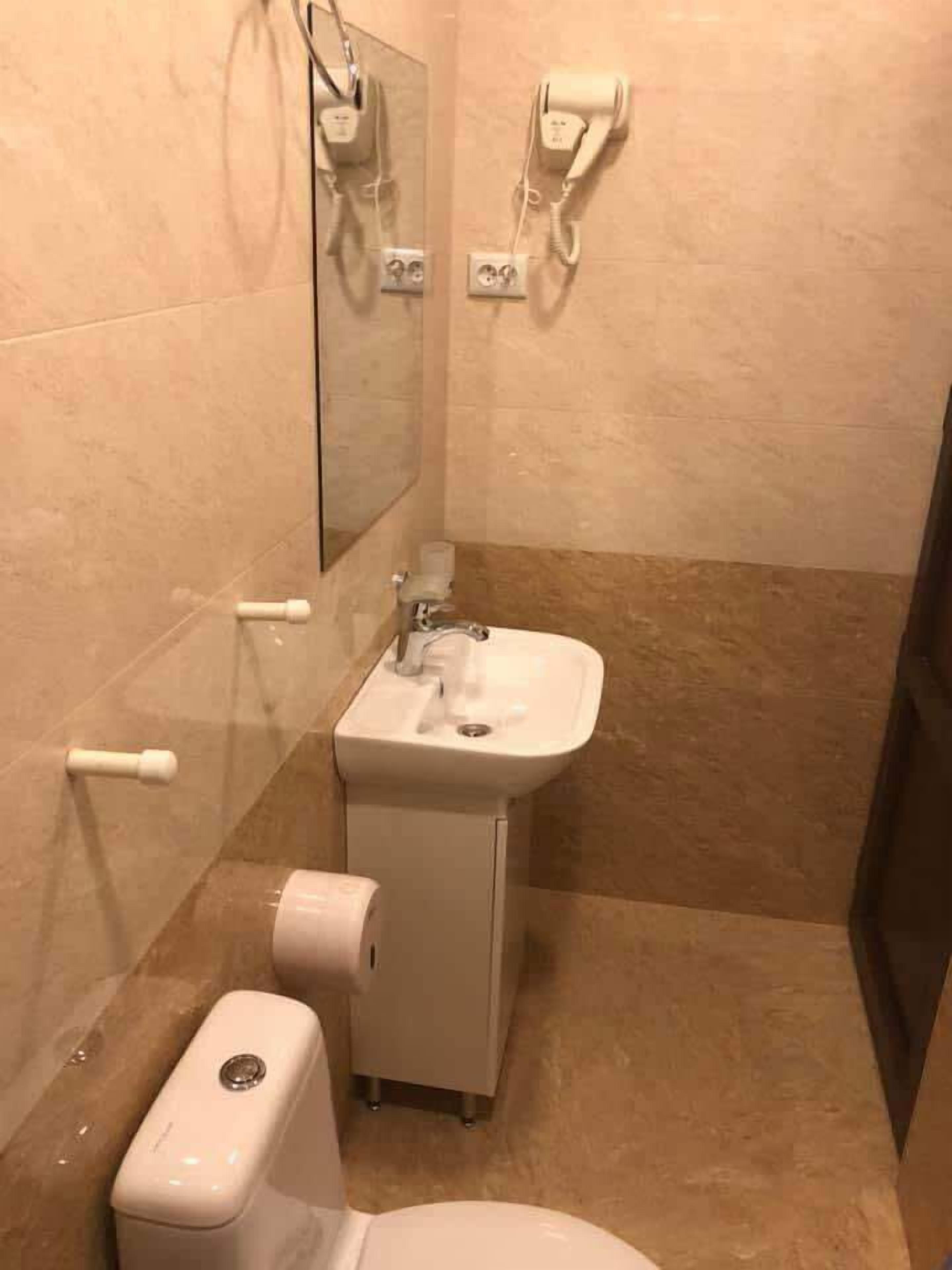 Chambre Confort Double ou avec lits jumeaux | Salle de bain | Ensemble douche/baignoire, sèche-cheveux, serviettes fournies, savon