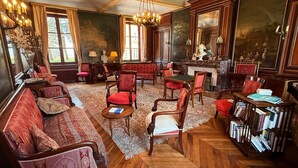 A traditional room with a sofa set, chairs, a fireplace, and a bookshelf. - Domaine de Montclair (Pommiers)