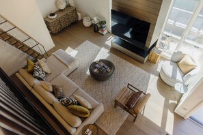 TV, fireplace