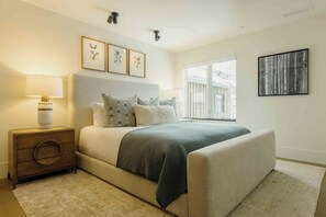 4 多间卧室、办公桌、熨斗/熨衣  板、免费 WiFi