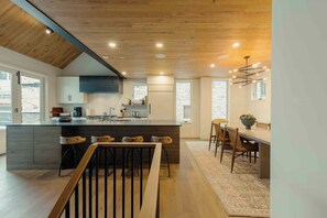 Kylskåp, mikrovågsugn, ugn och spishäll