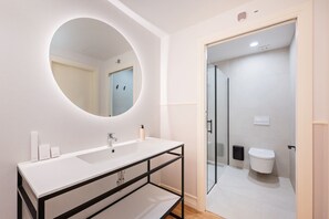 Ducha, secador de pelo y toallas