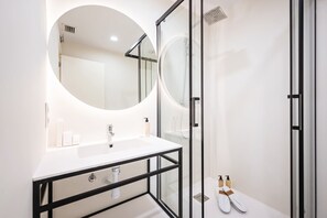 Een douche, een haardroger, handdoeken