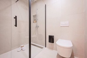 Douche, sèche-cheveux, serviettes fournies
