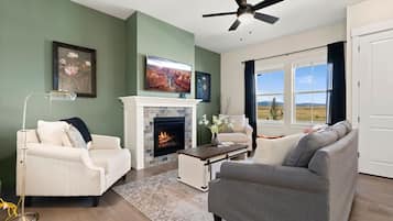 Smart TV, chimenea y libros