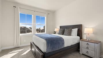 4 habitaciones, escritorio y tabla de planchar con plancha