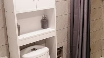 Toallas, jabón, shampoo, papel de baño