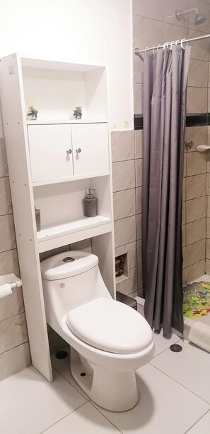 Toalhas de banho, sabonete, shampoo, papel higiênico