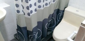 Asciugamani, sapone, shampoo, carta igienica