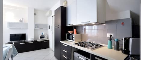 Réfrigérateur, micro-ondes, four, plaque de cuisson