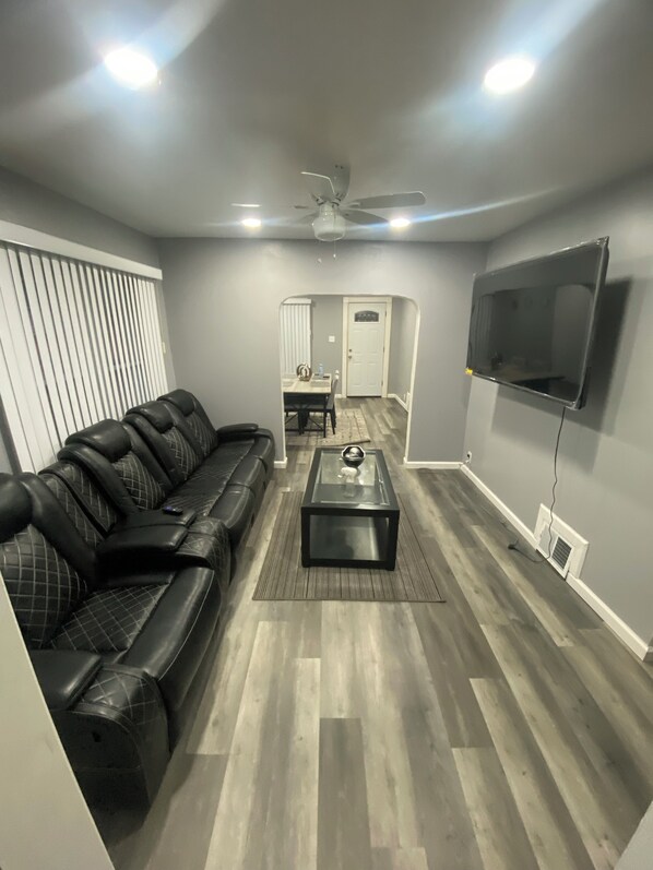 Een televisie en een open haard