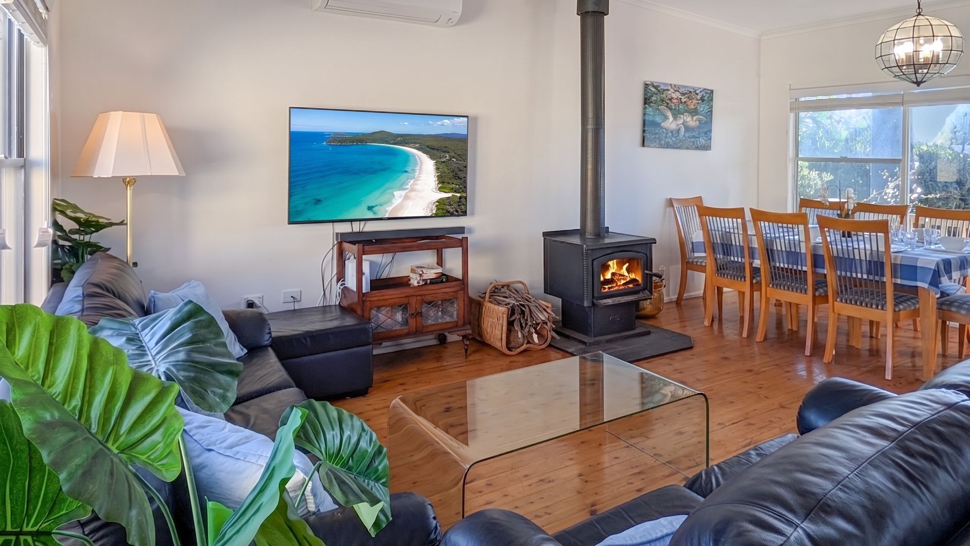 Fernseher, Kamin, Bücher