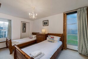 5 habitaciones, tabla de planchar con plancha y wifi 