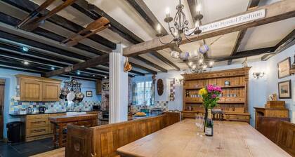 Historic Osborne House very close to the beach