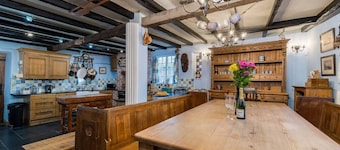 Historic Osborne House very close to the beach