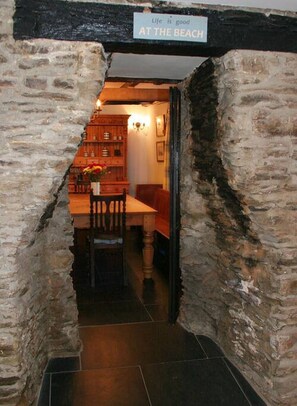 Dining - Historic Osborne House very close to the beach (The Quay)