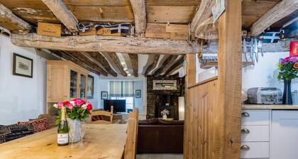 Historic Elizabethan house very close to the beach